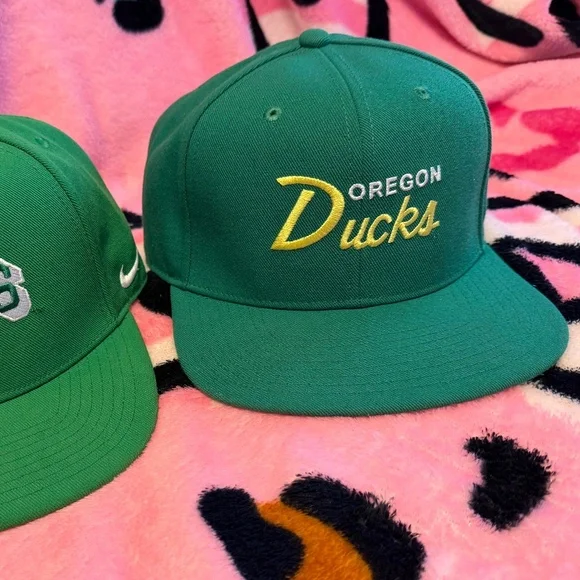 2 Nike Oregon Duck hats - Picture 6 of 6